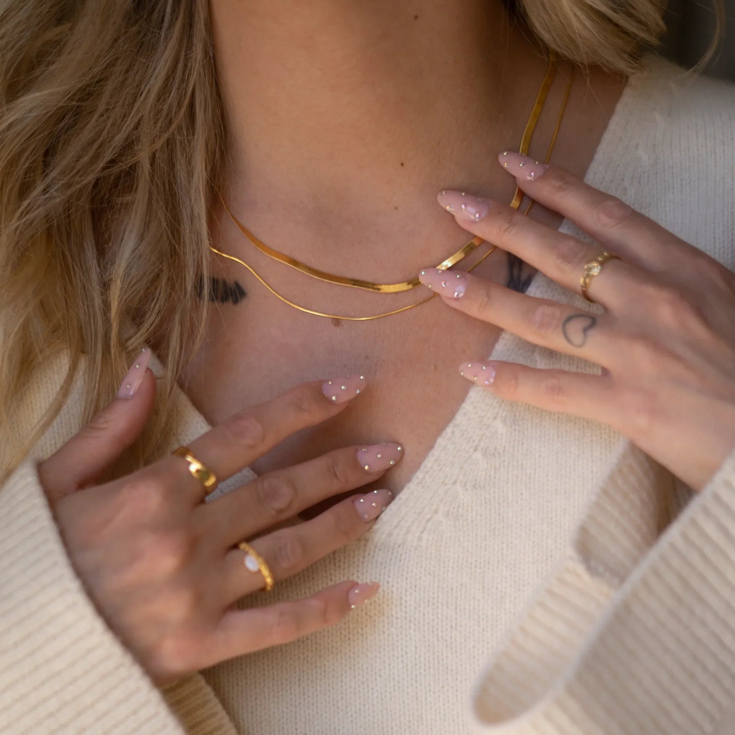 Superposition de colliers dorés avec chaîne serpent sur une femme. Idée cadeau femme, koolkado.