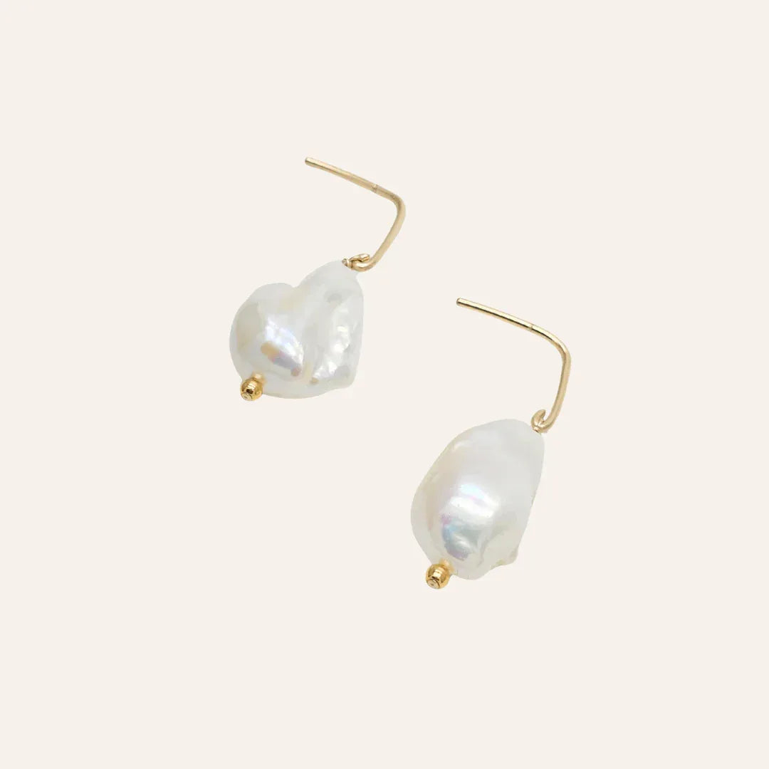 DĂ©tail des boucles avec perles de culture baroques, formes naturelles et Ă©clat nacrĂ©, bijou fin en or laminĂ©, idĂ©e cadeau femme raffinĂ©e â KoolKado