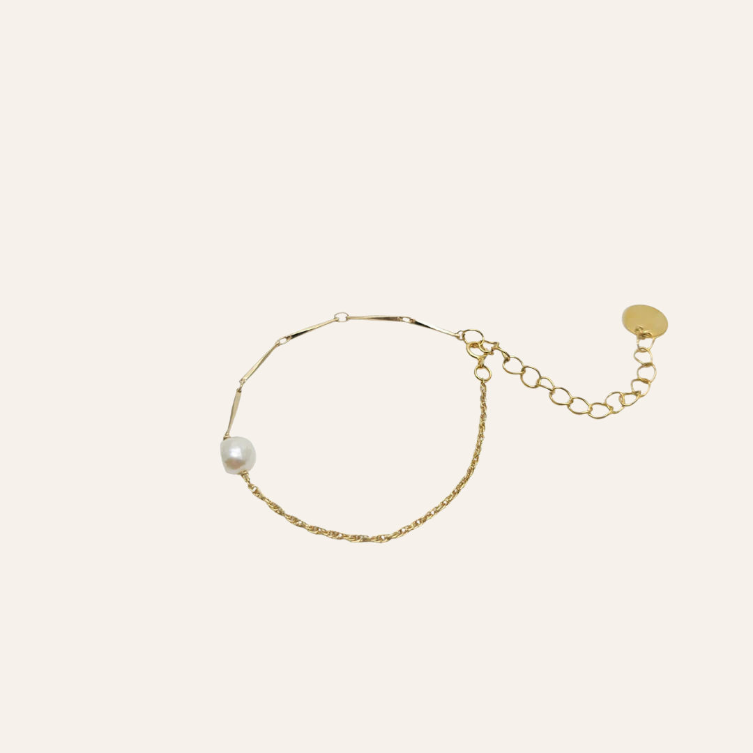 Bracelet Eddie avec perle de culture baroque et chaĂźne twistĂ©e en or laminĂ© recyclĂ©, bijou fin et lumineux prĂȘt Ă offrir, idĂ©e cadeau Ă©lĂ©gante â KoolKado