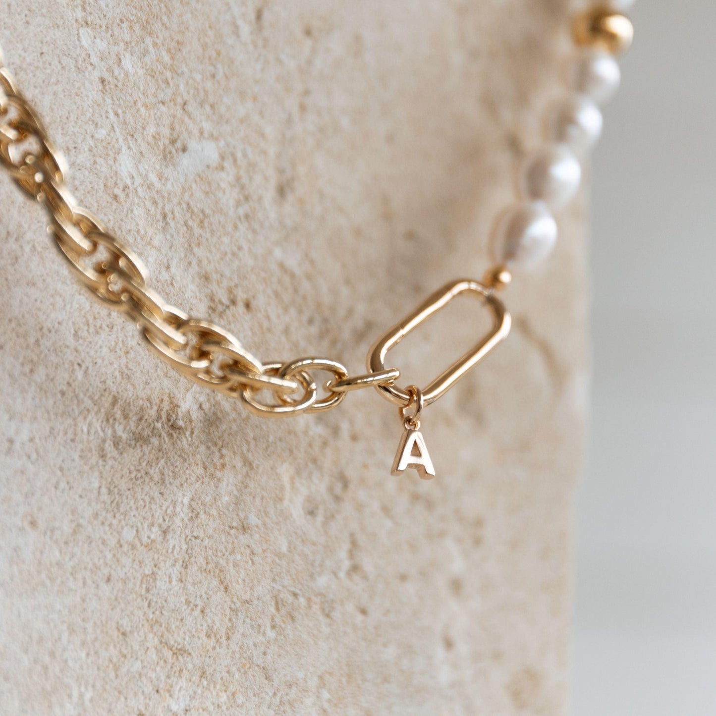 Bracelet doré avec maillons et perles blanches, fermoir mousqueton orné d’une lettre A en plaqué or 24K, bijou personnalisable fait main.