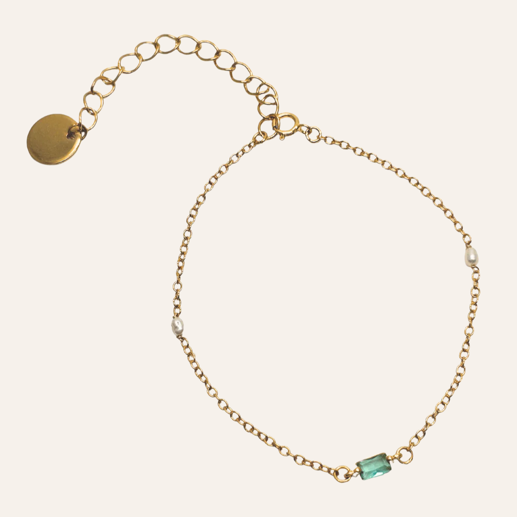 Bracelet Nina en or laminĂ© waterproof avec perles de culture et cristal, vue produit Ă plat avec chaĂźnette ajustable, idĂ©e cadeau femme â KoolKado