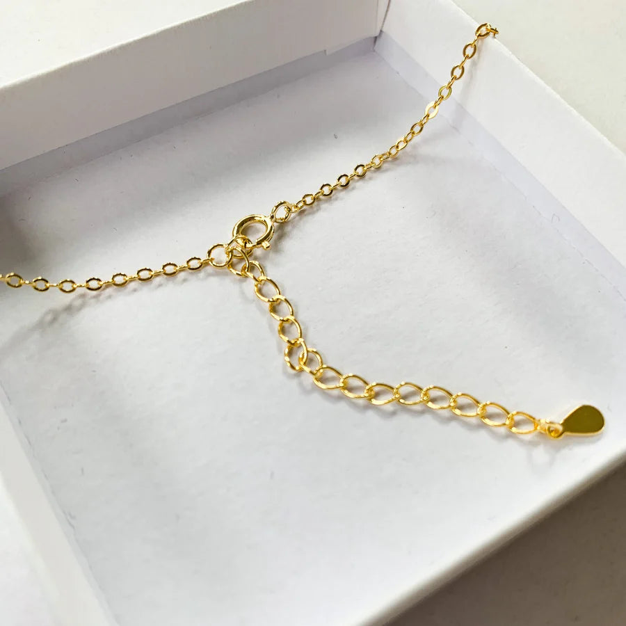 ChaĂźnette dâextension ajustable en plaquĂ© or avec fermoir sĂ©curisĂ©, dĂ©tail du collier, idĂ©e cadeau.