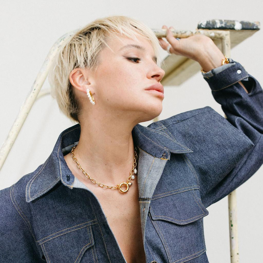 Femme portant un collier doré à perles baroques avec une chemise en jean, bijou élégant fait main, idée cadeau femme ou ado.