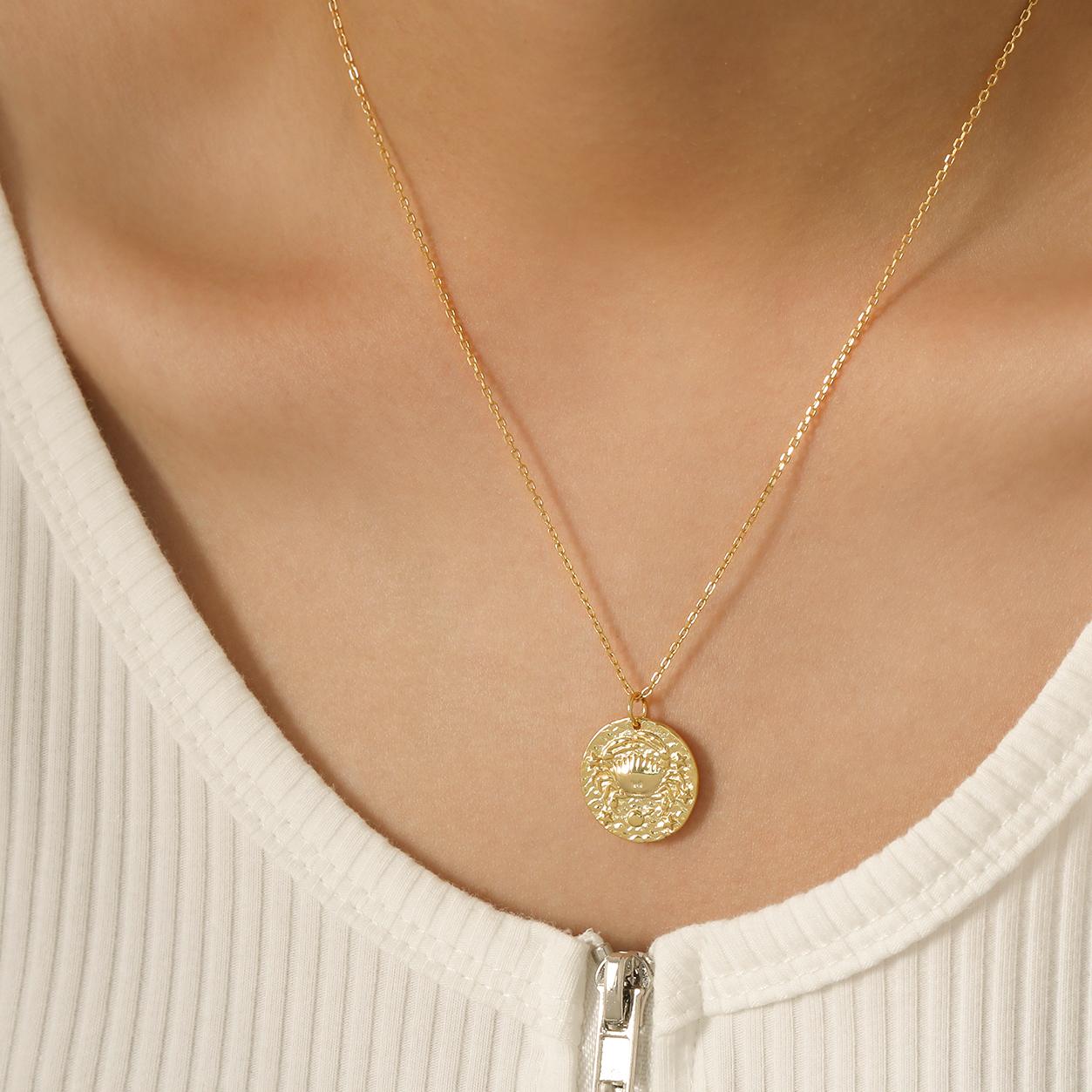 Collier zodiaque Cancer porté sur décolleté, bijou discret et élégant. Idée cadeau femme ou ado.