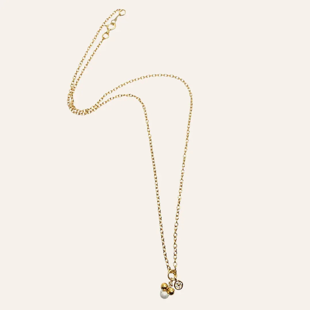 Collier fin Carla avec perles de culture et dĂ©tails dorĂ©s, bijou dĂ©licat prĂȘt Ă offrir, idĂ©e cadeau femme Ă©lĂ©gante â KoolKado