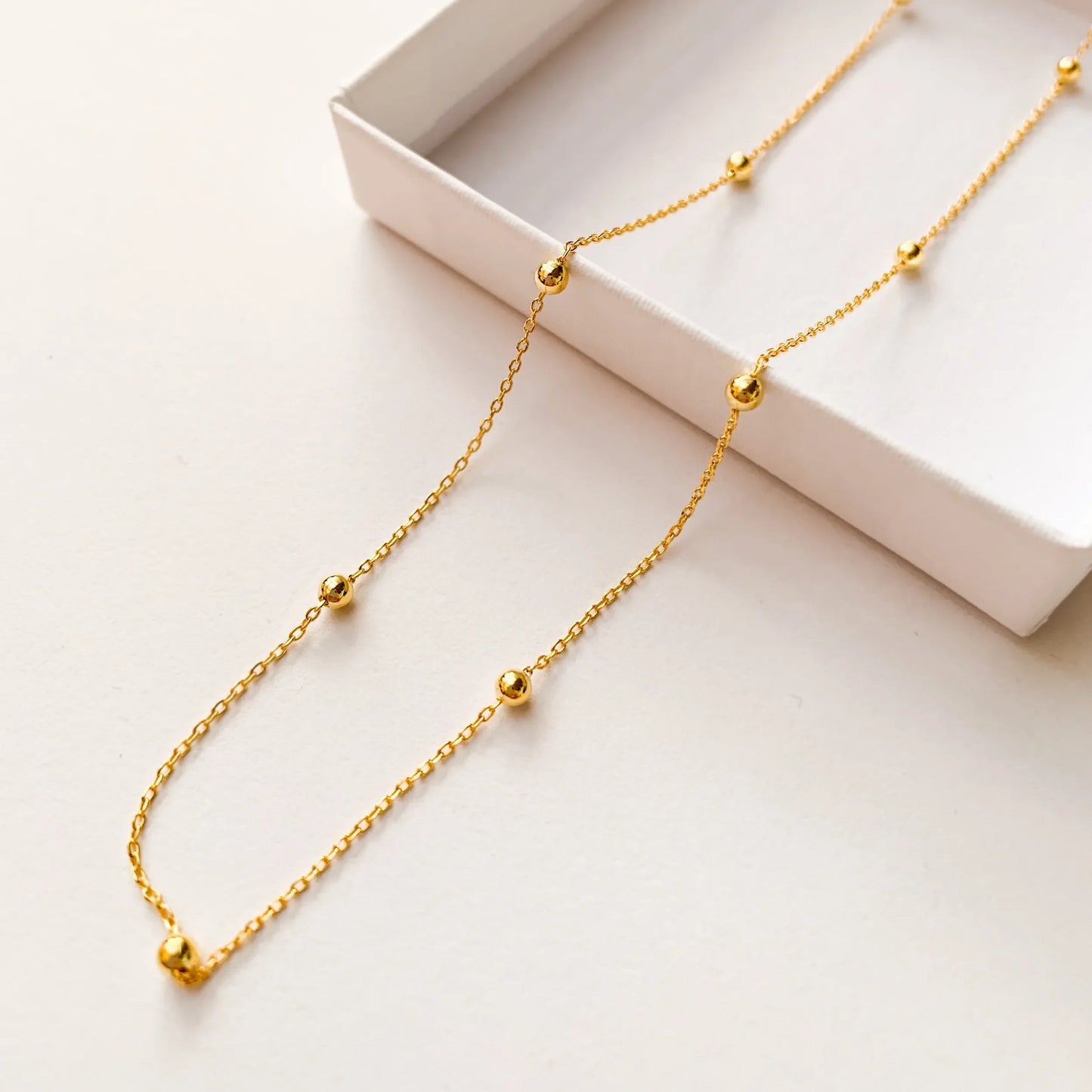 Détail du collier Chloe Choker avec ses perles dorées délicatement espacées. Idée cadeau femme.