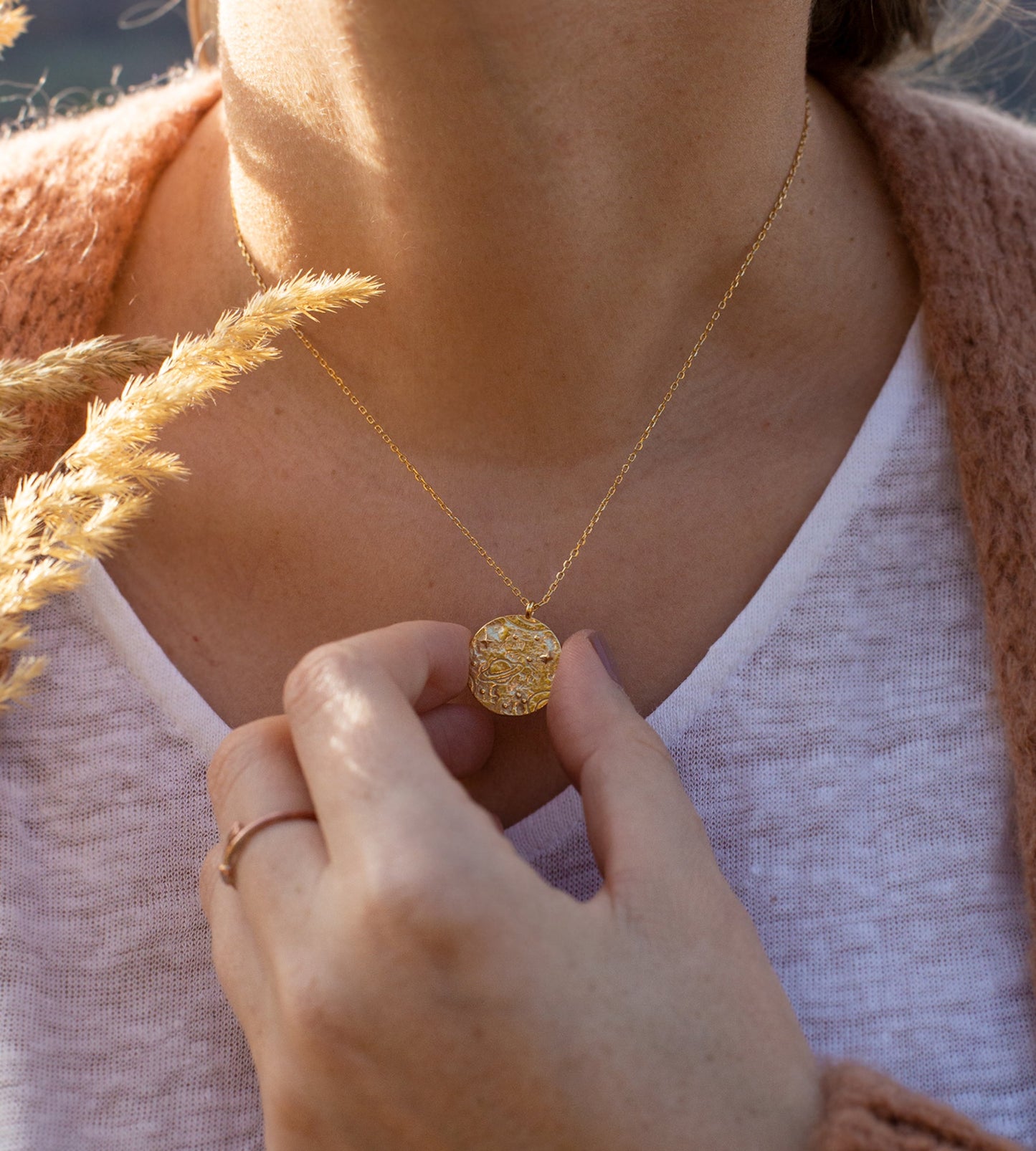 Pendentif cĂ©leste dorĂ© prĂ©sentĂ© dans un Ă©crin blanc prĂȘt Ă offrir. IdĂ©e cadeau femme.