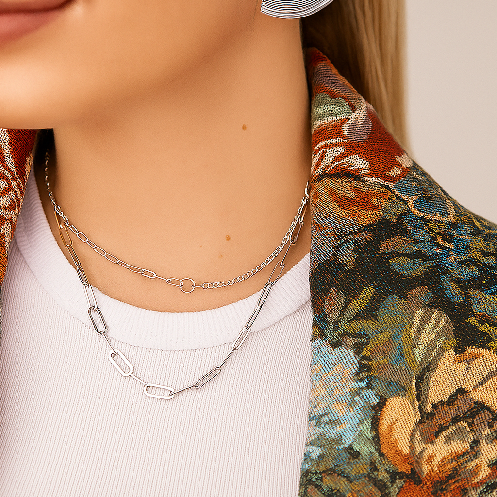 Superposition de colliers en argent avec le Dua Choker porté sur t-shirt blanc. Idée cadeau femme. Koolkado. I love you more