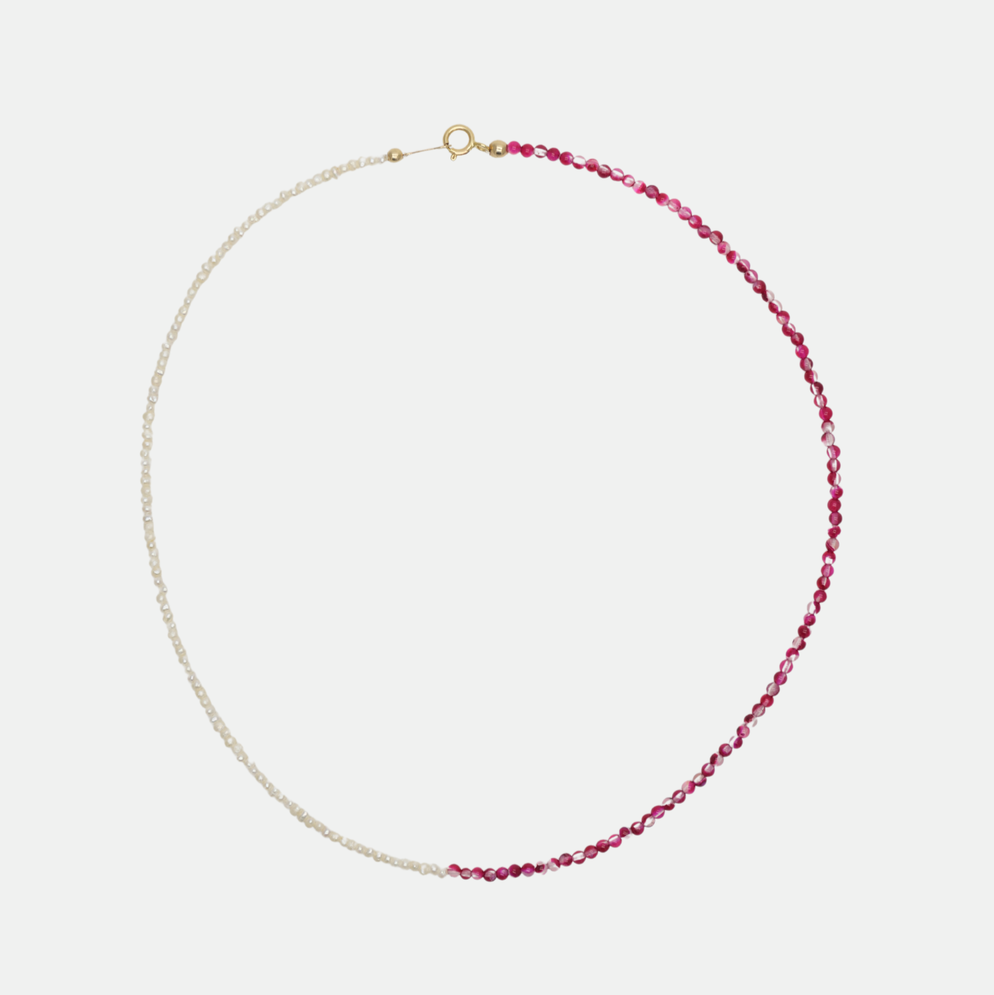Collier Emmie en perles de culture et pierres rubis rouge profond, monté sur fermoir plaqué or, bijou artisanal élégant sur fond blanc, idée cadeau femme.