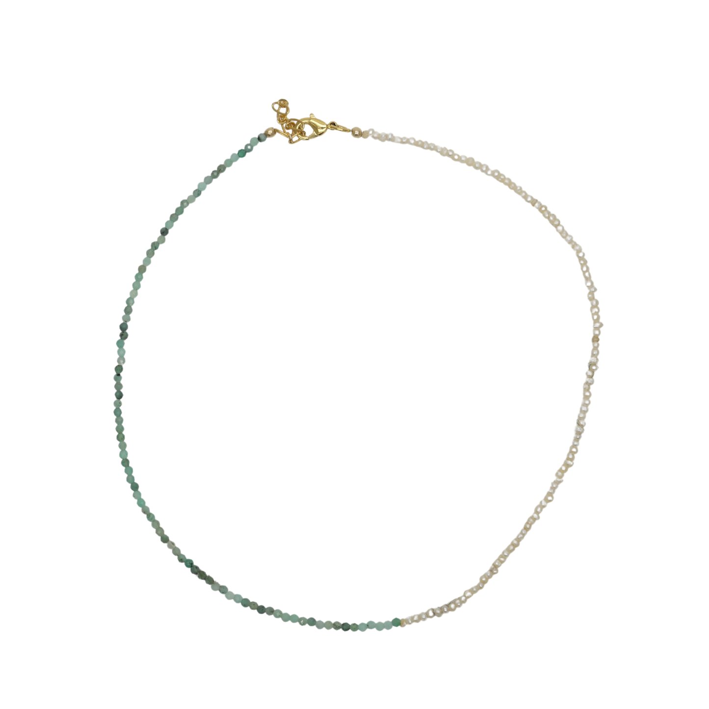 Collier Emmie en perles de culture et pierres émeraude vert intense, monté sur fermoir plaqué or, bijou artisanal raffiné sur fond blanc, idée cadeau femme.