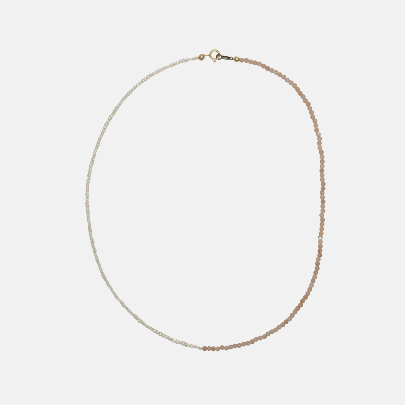 Collier Emmie en perles de culture et pierre de soleil, monté sur fermoir plaqué or, bijou fait main et raffiné, fond blanc, idée cadeau femme.
