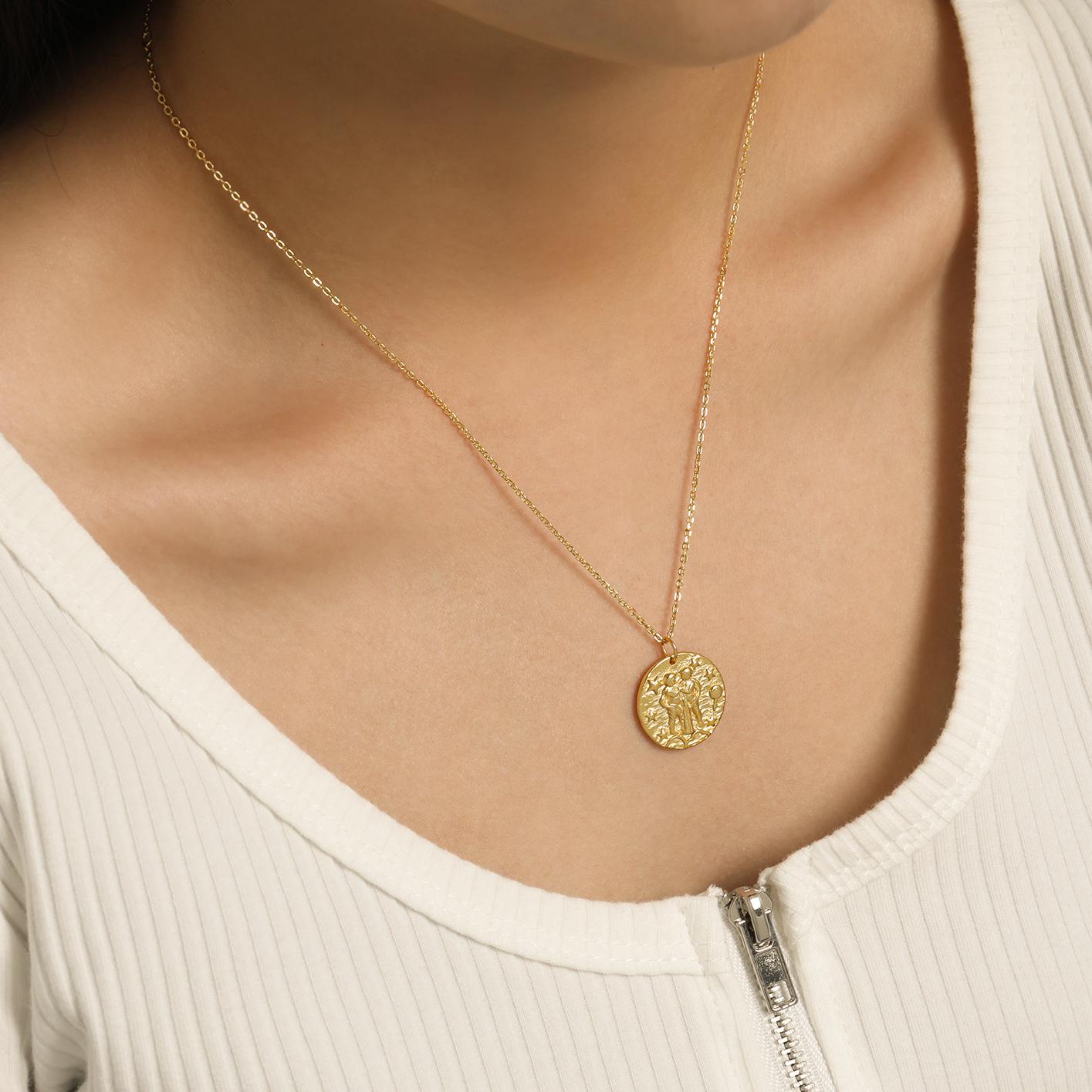 Collier plaqué or avec pendentif zodiaque Gémeaux représentant deux personnages enlacés sur fond étoilé. Idée cadeau femme.