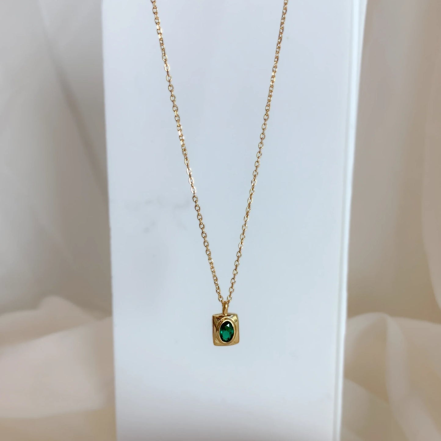 Collier Kalea prĂ©sentĂ© verticalement sur fond marbrĂ©, pendentif vert Ă©meraude â IdĂ©es cadeau femme, collier Kalea Love Local Jewelry, koolkado