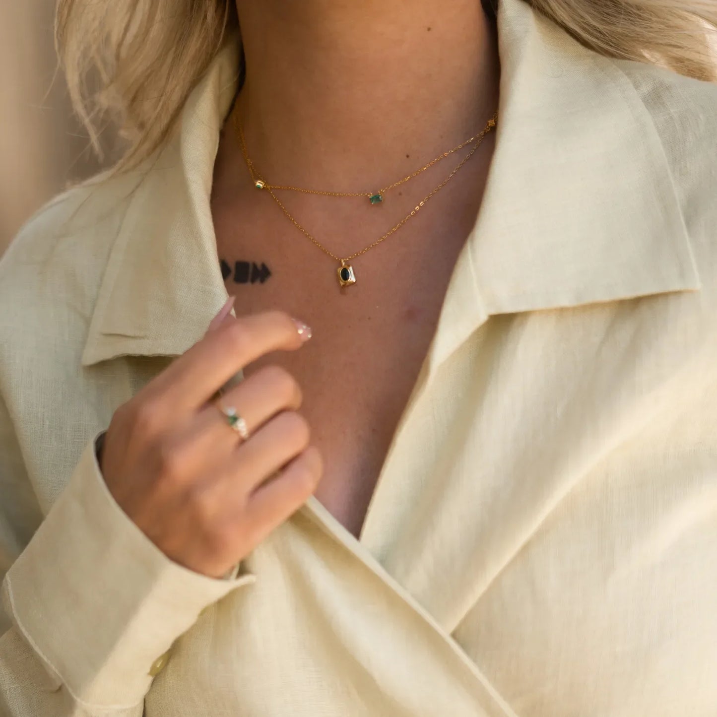 Collier Kalea portĂ© en superposition avec un autre bijou, look chic â IdĂ©es cadeau femme, collier Kalea Love Local Jewelry, koolkado