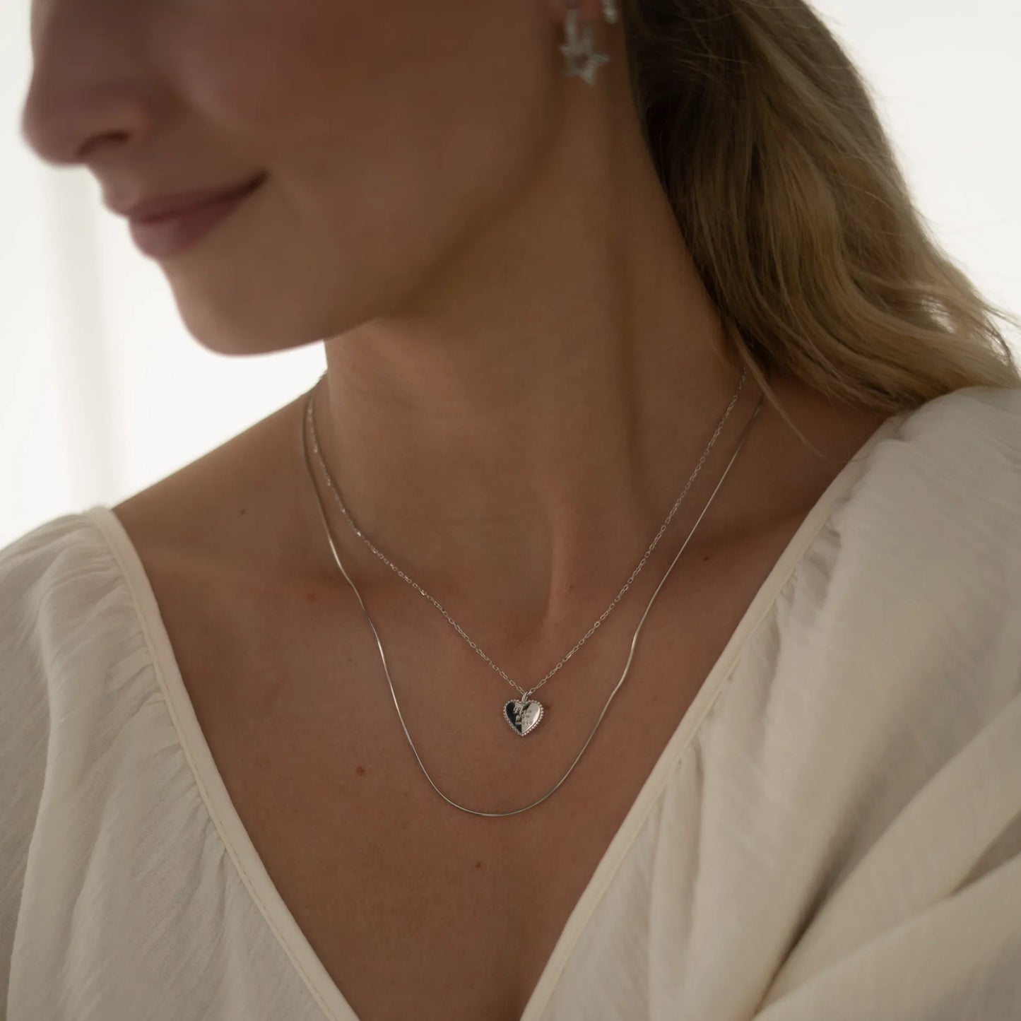Femme portant le collier Love You More argentĂ© avec pendentif cĆur â IdĂ©es cadeau femme, collier Love You More Love Local Jewelry, koolkado