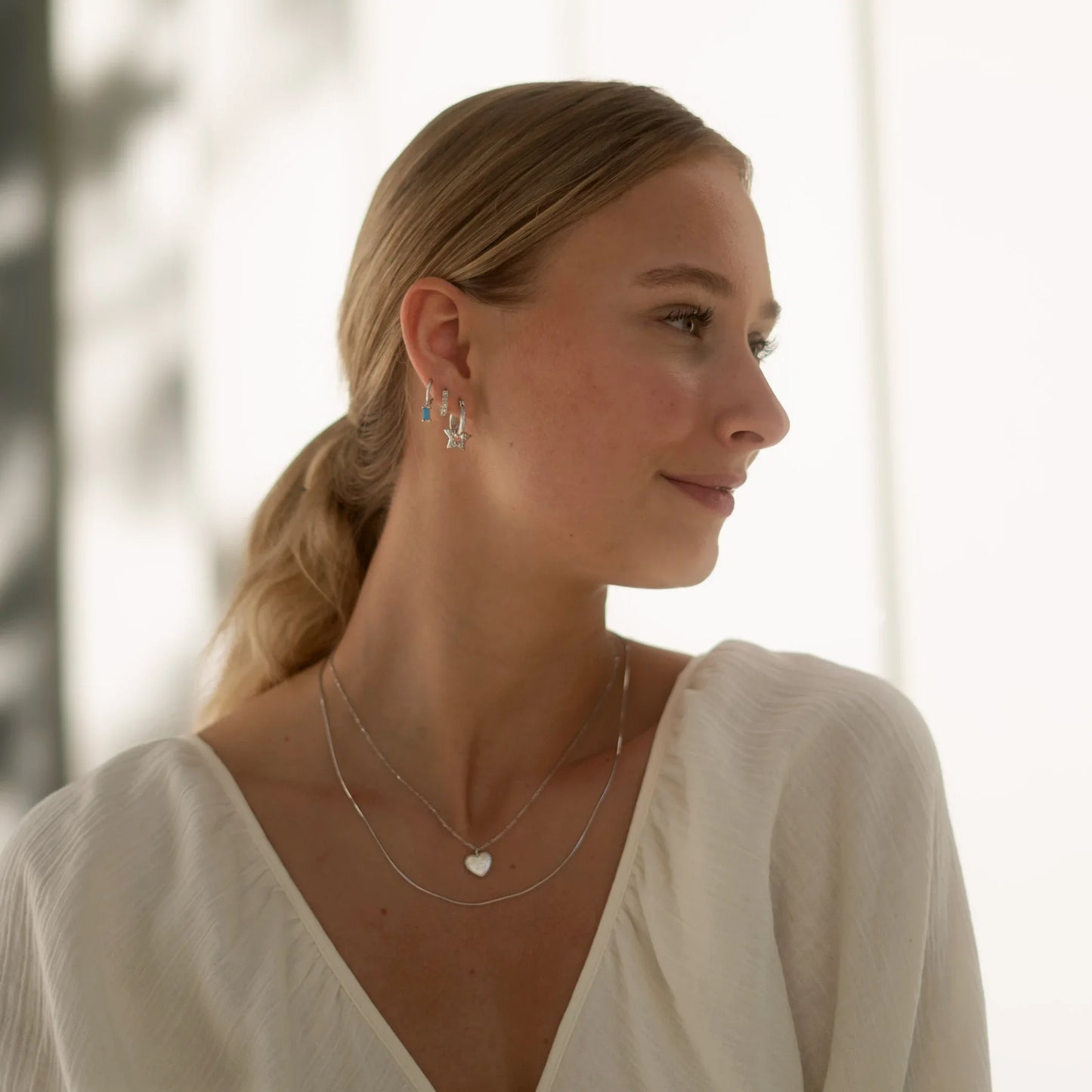 Collier Love You More en argent porté en superposition, bijou message romantique. Idées cadeau femme, collier Love You More Love Local Jewelry, koolkado