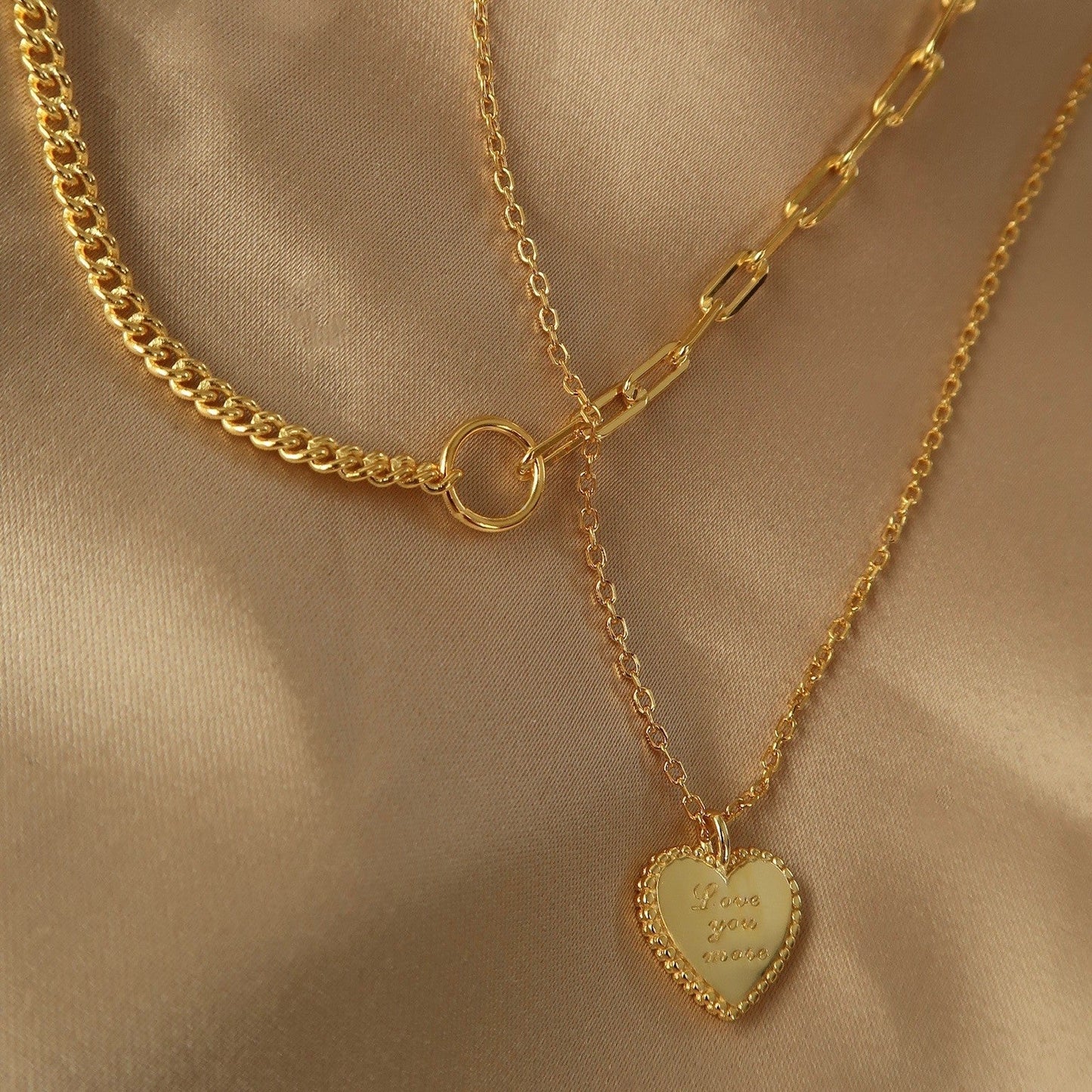 Collier Love You More dorĂ© posĂ© sur fond soyeux, pendentif cĆur visible â IdĂ©es cadeau femme, collier Love You More Love Local Jewelry, koolkado