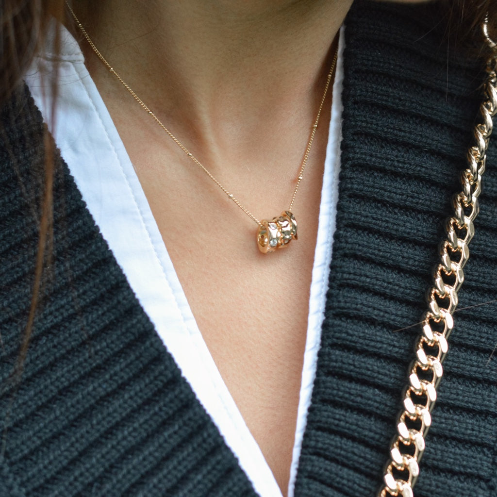 Femme portant le collier Malou sur une chemise blanche avec une veste noire. Idée cadeau femme.