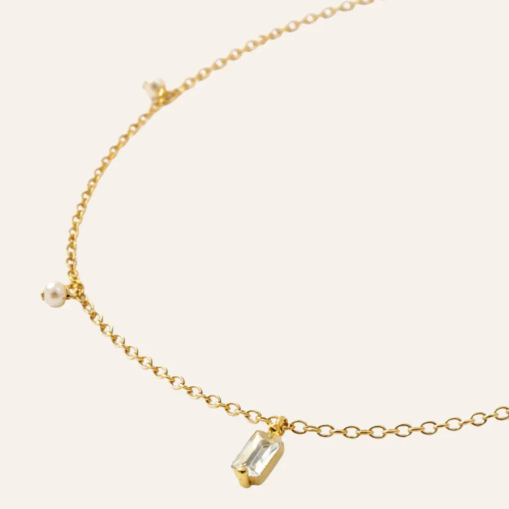 DĂ©tail de la chaĂźne et du fermoir du collier Nina en or laminĂ©, idĂ©e cadeau femme rassurante â KoolKado