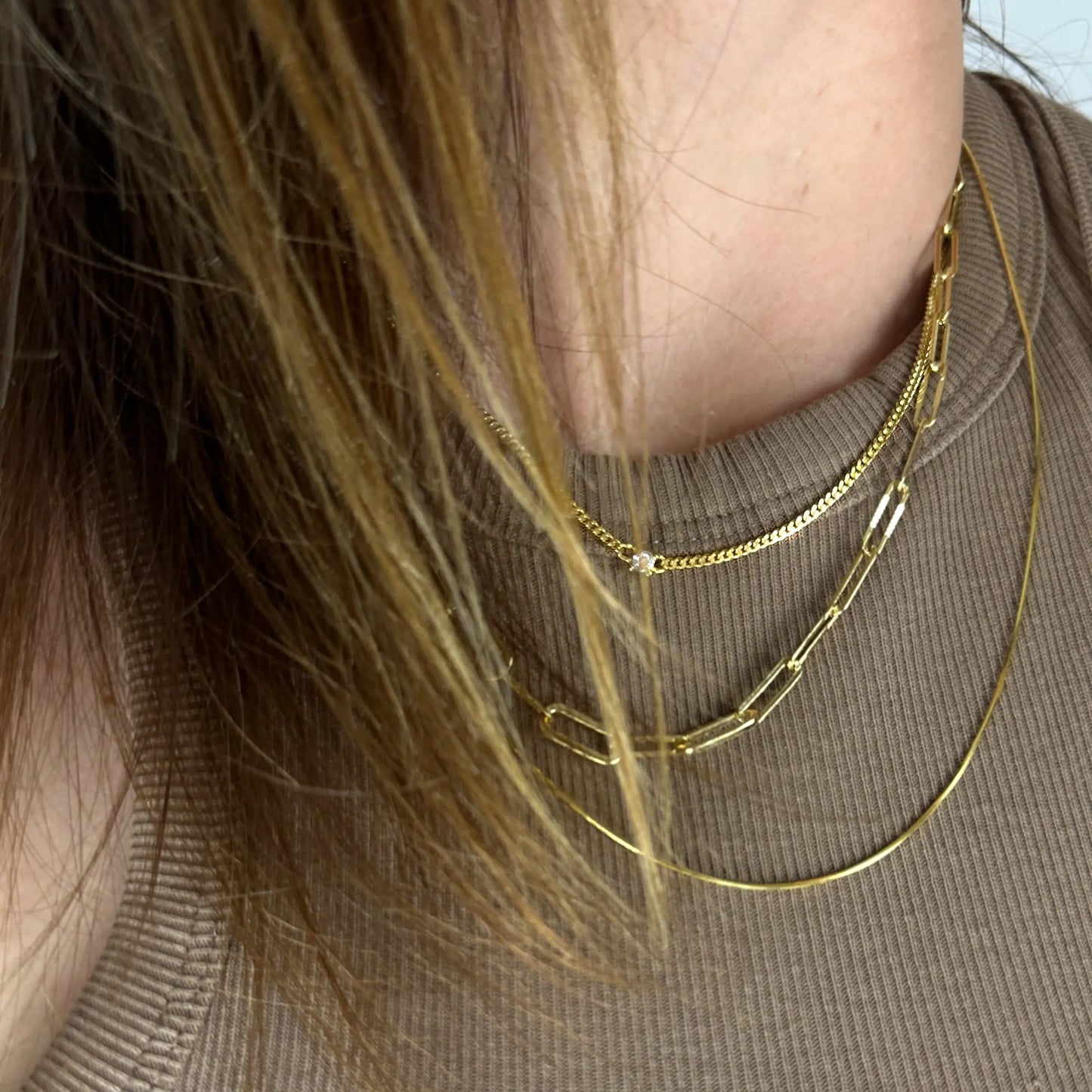 Nova doré porté avec d'autres chaînes, bijou fin et élégant – Idées cadeau femme, collier Nova Love Local Jewelry, koolkado