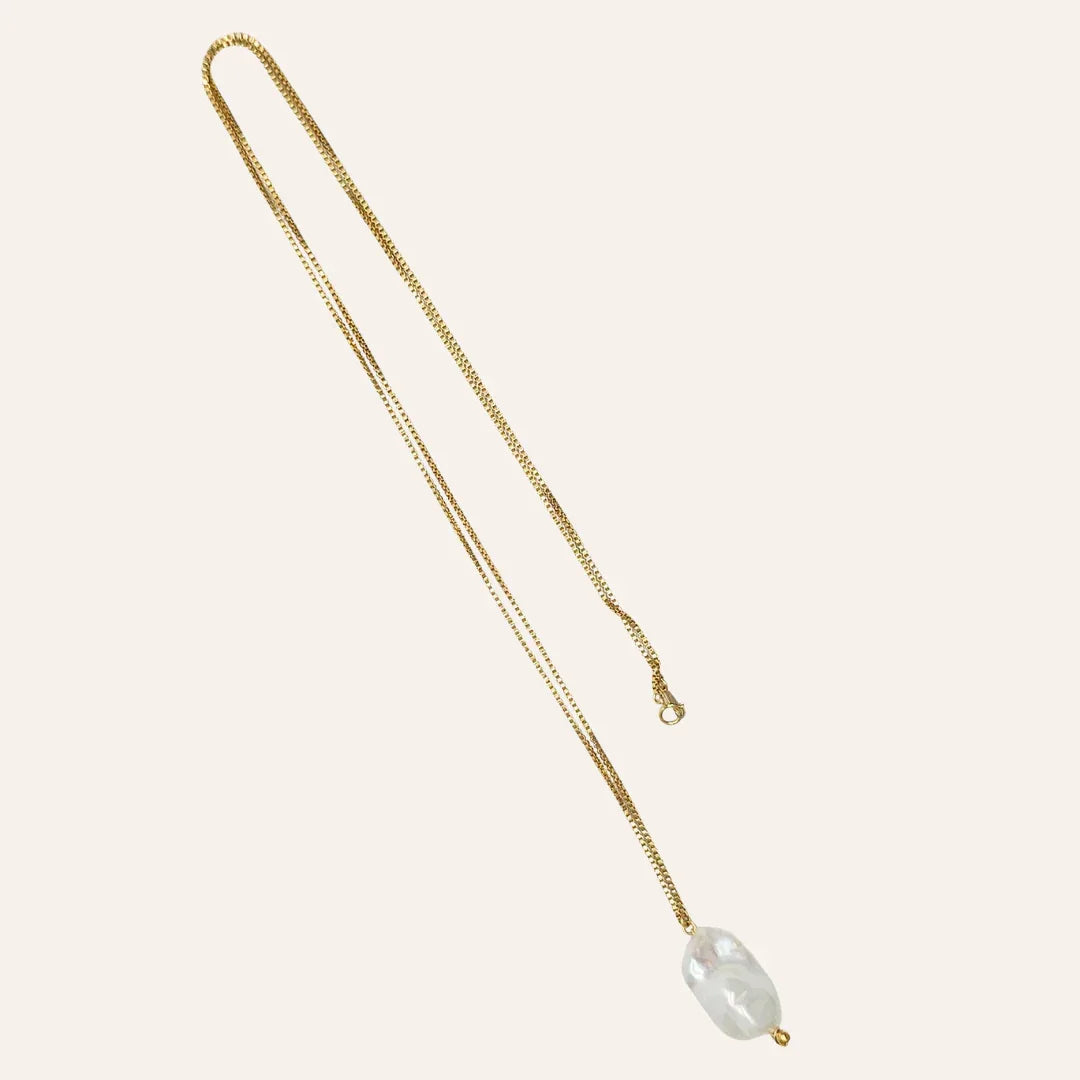 Collier avec perle de culture baroque et chaĂźne fine en or laminĂ©, bijou minimaliste prĂȘt Ă offrir, idĂ©e cadeau femme pleine de sens â KoolKado