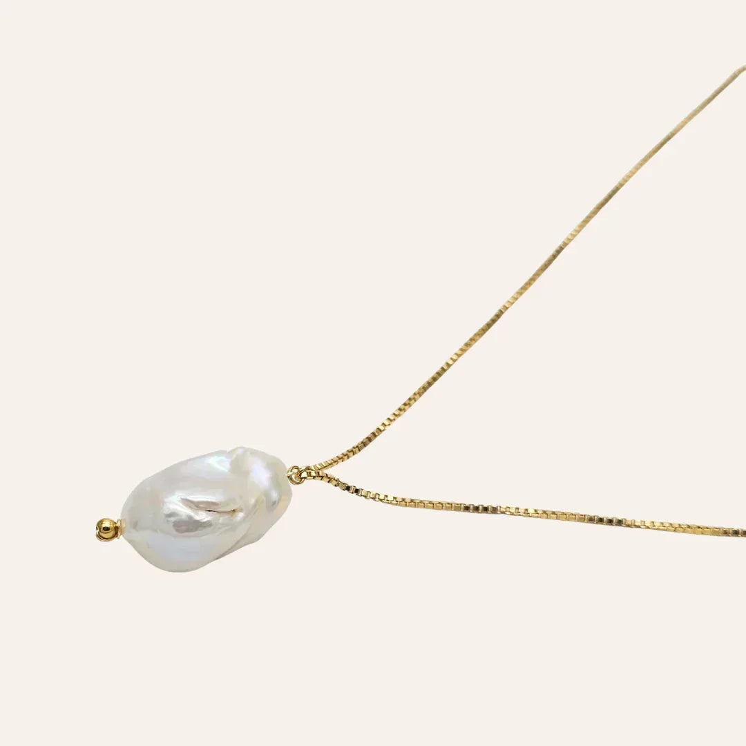 DĂ©tail du collier avec perle de culture baroque et chaĂźne fine en or laminĂ©, bijou dĂ©licat et lumineux, idĂ©e cadeau Ă©lĂ©gante â KoolKado