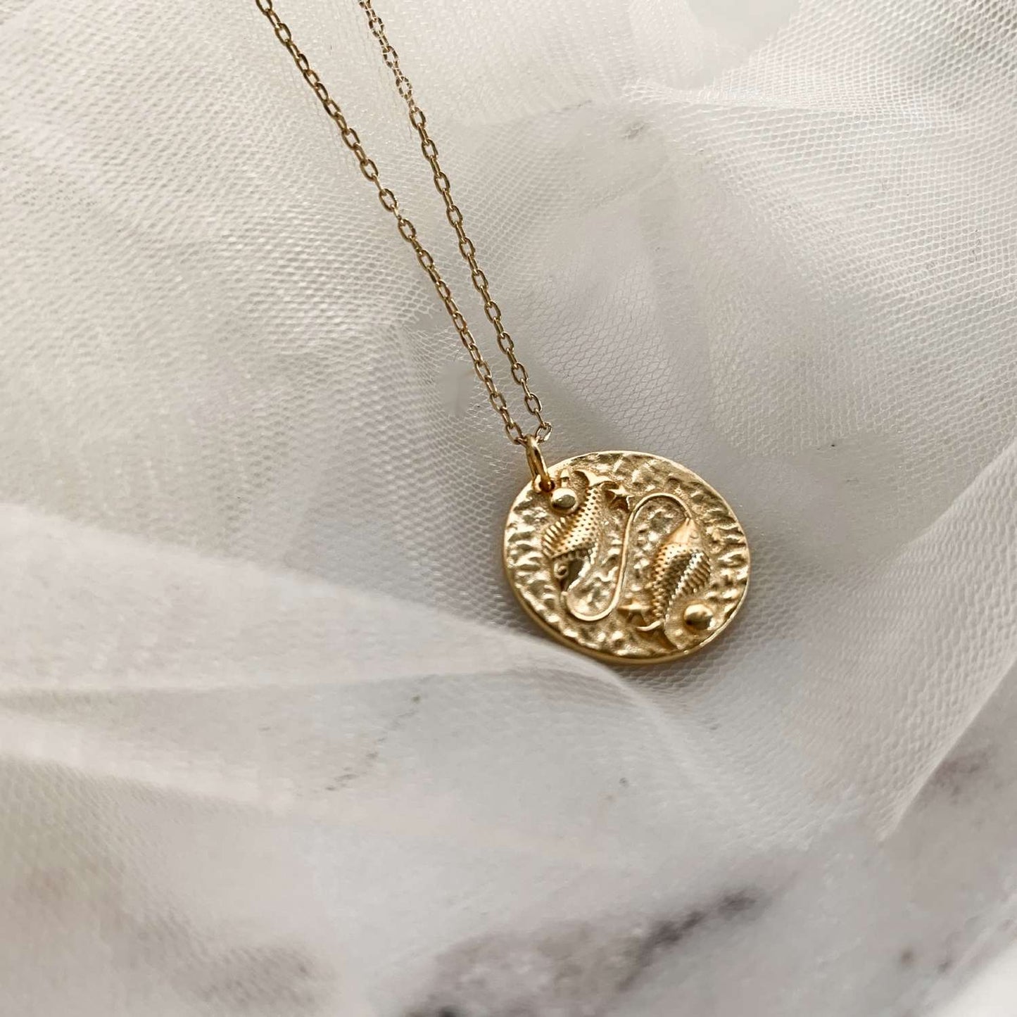 Collier Poissons porté en superposition avec un choker doré, look bohÚme chic, idée cadeau femme.