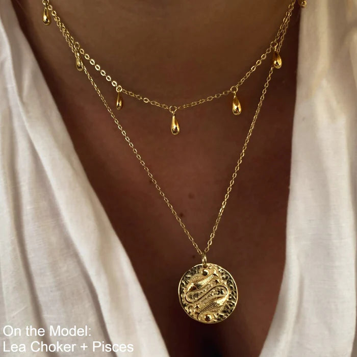 Collier Poissons porté en superposition avec un choker doré, look bohÚme chic. Idée cadeau femme.