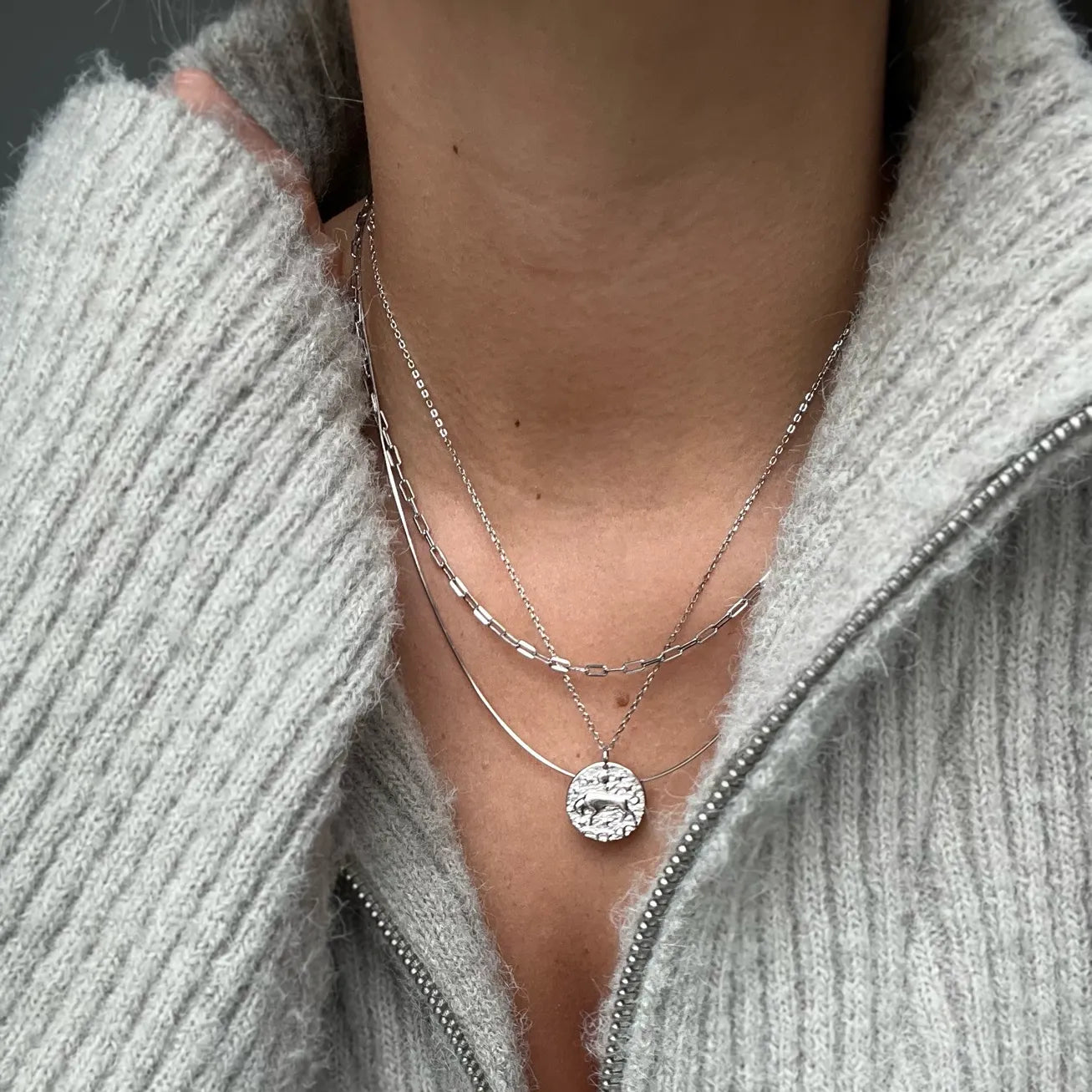 Collier Taureau argenté porté en accumulation de chaßnes, style cosy. Idée cadeau femme ou ado.