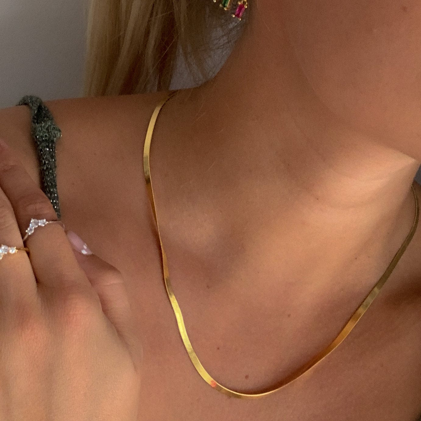 Femme portant un collier doré Snake Chain au ras du cou, idée cadeau femme. Koolkado.