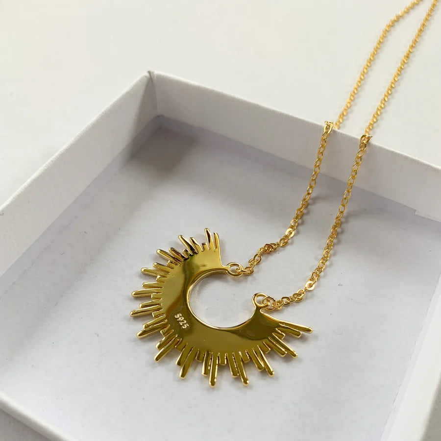 Vue arriÚre du pendentif soleil en plaqué or avec gravure 925, bijou de qualité, idée cadeau femme.