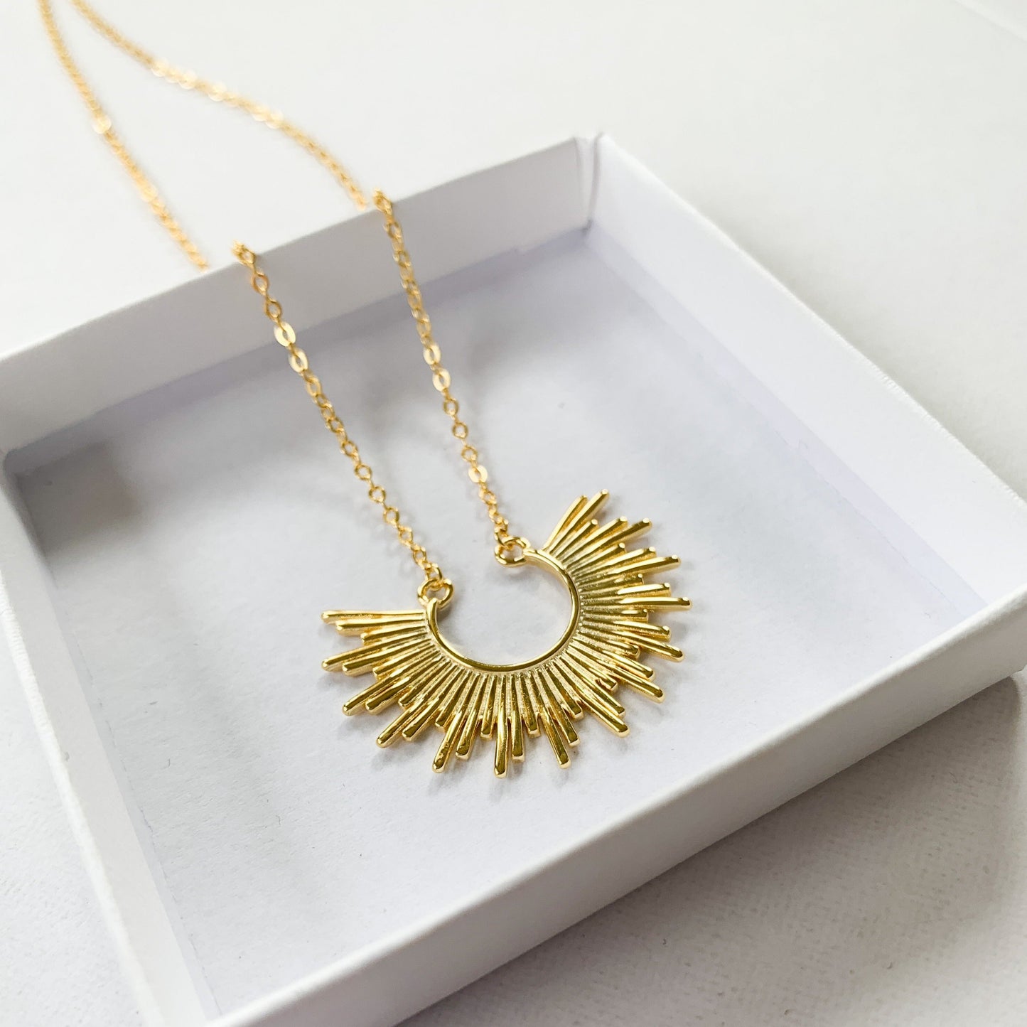 Collier pendentif soleil en plaqué or dans un coffret cadeau blanc, bijou élégant pour femme. Love local jewelry, idée cadeau femme.