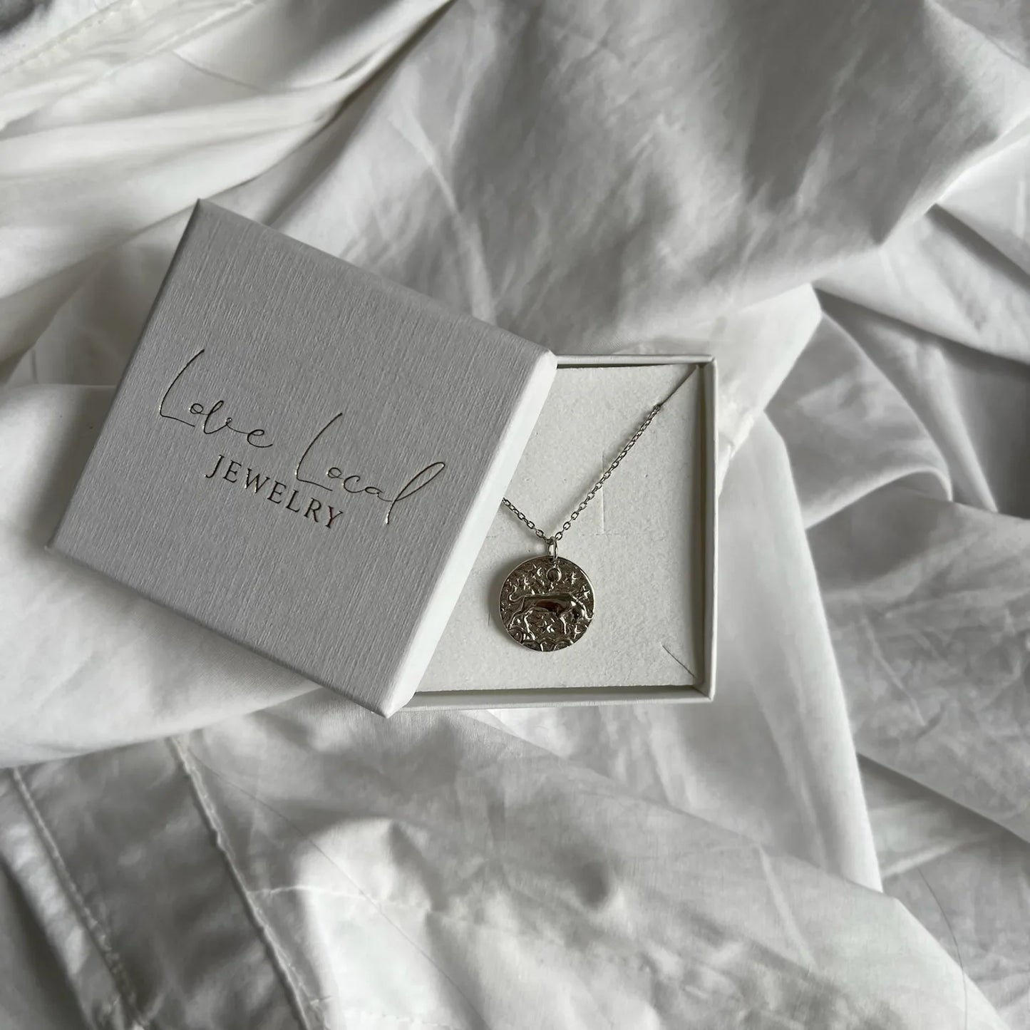 Collier Taureau en argent présenté dans un coffret cadeau blanc élégant, idée cadeau femme ou ado.