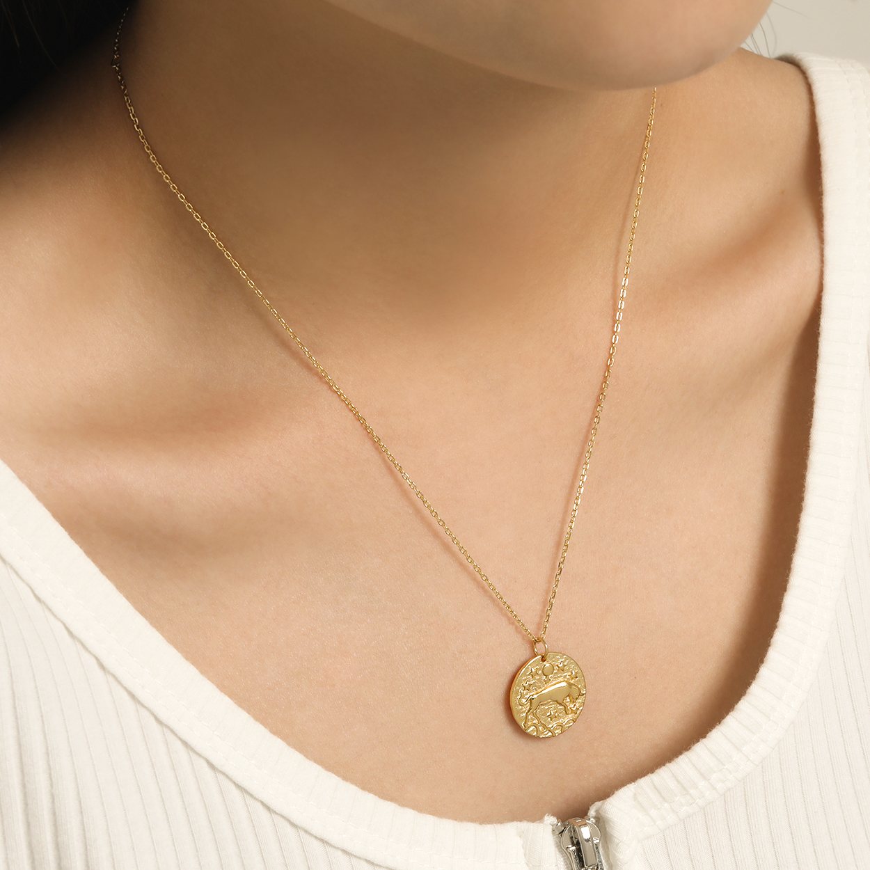 Collier doré Taureau porté sur peau nue, bijou chic et discret. Idée cadeau femme ou ado.