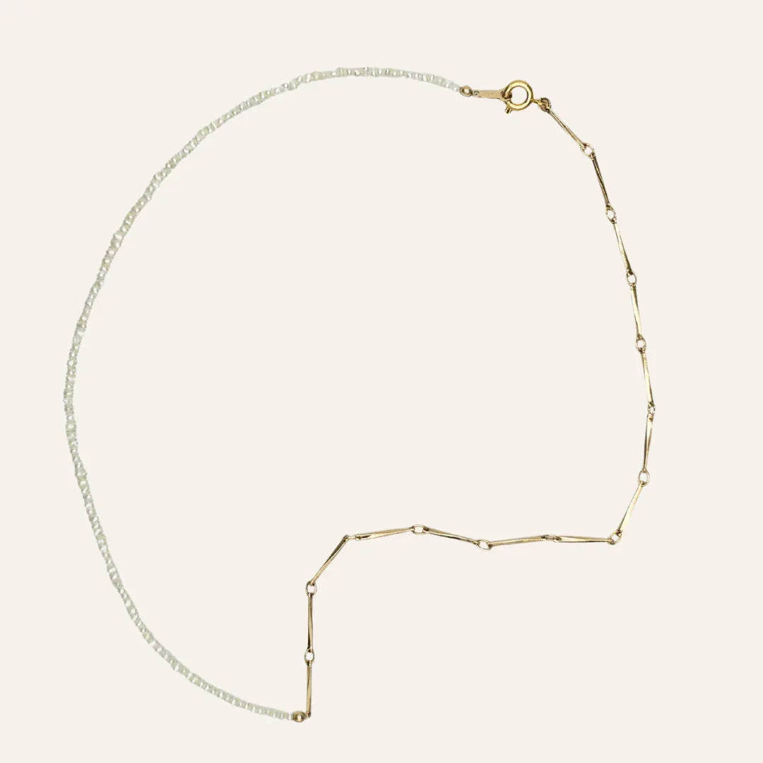 Collier bi-matiĂšre perles de culture et maille bĂąton, idĂ©e cadeau femme prĂȘte Ă offrir â KoolKado