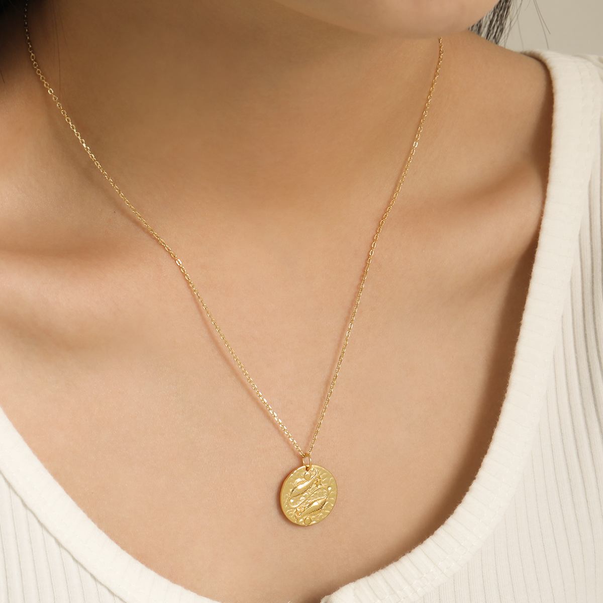 Collier zodiaque Poissons doré au fini martelé, ambiance vintage, idée cadeau femme.
