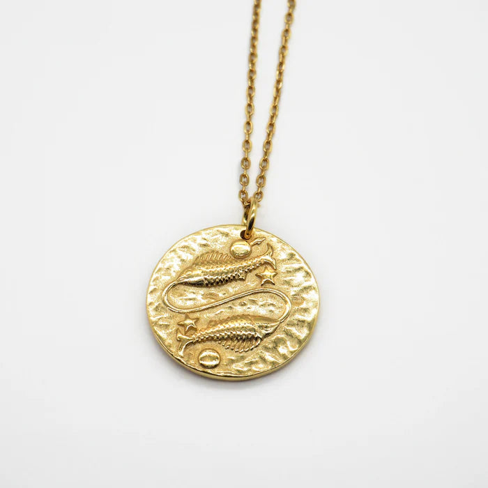 Collier zodiaque Poissons doré au fini martelé, ambiance vintage. Idée cadeau femme.