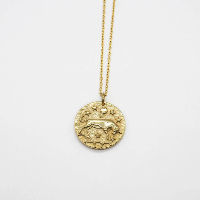 Collier zodiaque Taureau doré avec texture martelée et étoiles en relief. Idée cadeau femme ou ado.