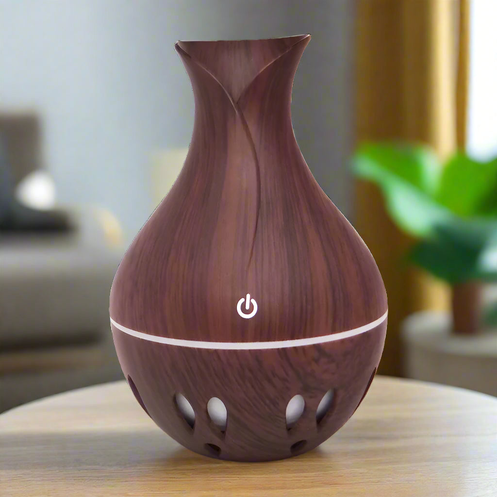 Idées cadeaux bien-être pour la maison – diffuseur d'huiles essentielles design effet bois dans un salon cosy
