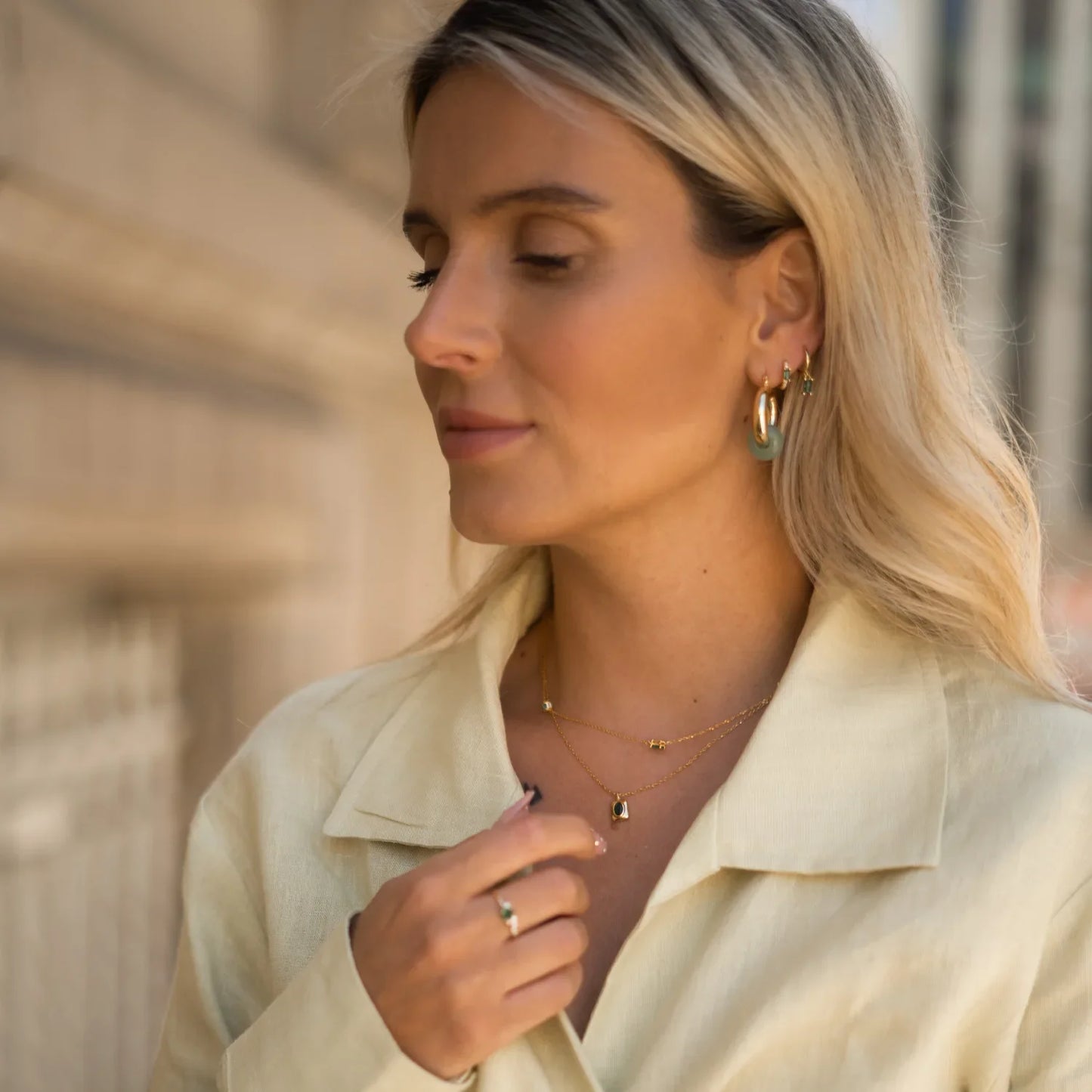 Femme Ă©lĂ©gante portant le collier Kalea dorĂ© en extĂ©rieur, look raffinĂ© â IdĂ©es cadeau femme, collier Kalea Love Local Jewelry, koolkado