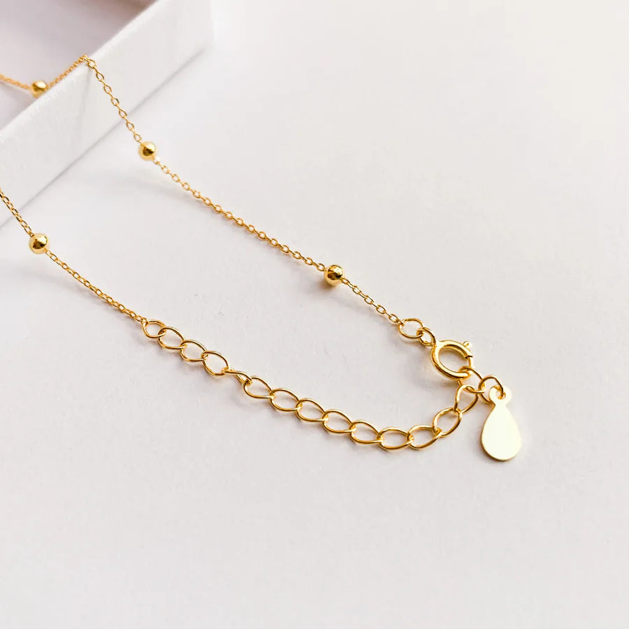Fermoir sécurisé et extension de 5 cm du collier Chloe Choker, finition plaqué or. Idée cadeau femme.