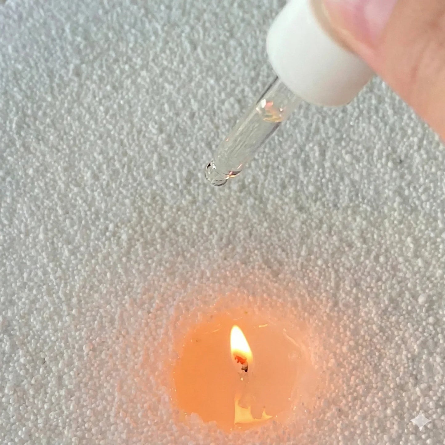 Ajout de quelques gouttes dâhuile parfumĂ©e dâintĂ©rieur Ă la lavande dans une bougie, idĂ©e cadeau parfaite pour accompagner un moment de calme et de dĂ©tente â KoolKado