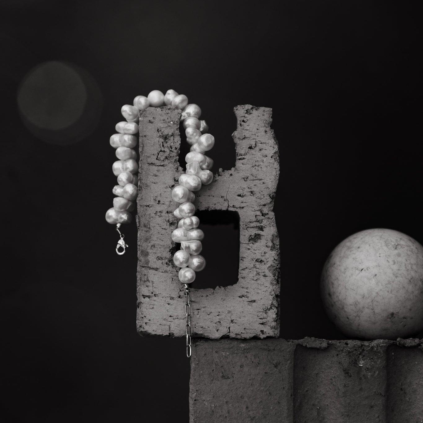 Idées cadeaux premium pour femme : bracelet de créateur en perles de culture, idéal à offrir à une femme qui aime les bijoux uniques