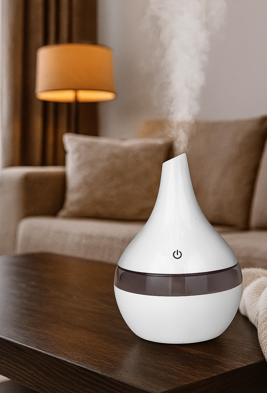 Idées cadeaux pour adulte – diffuseur d’huiles essentielles blanc dans un salon cosy, parfait pour créer une ambiance relax et purifier l’air. Koolkaodo