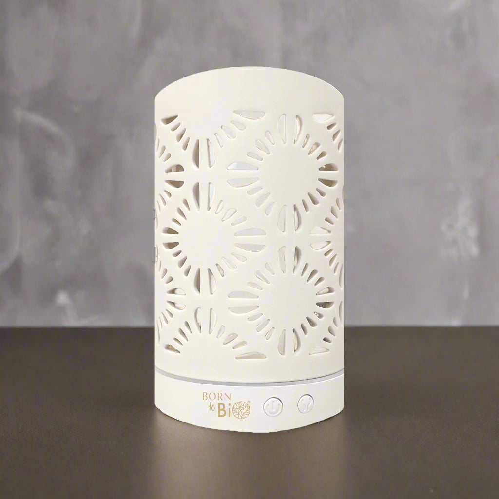 Idées cadeaux pour amateurs de bien-être – Diffuseur d’huiles essentielles blanc en céramique ajourée, élégant et apaisant