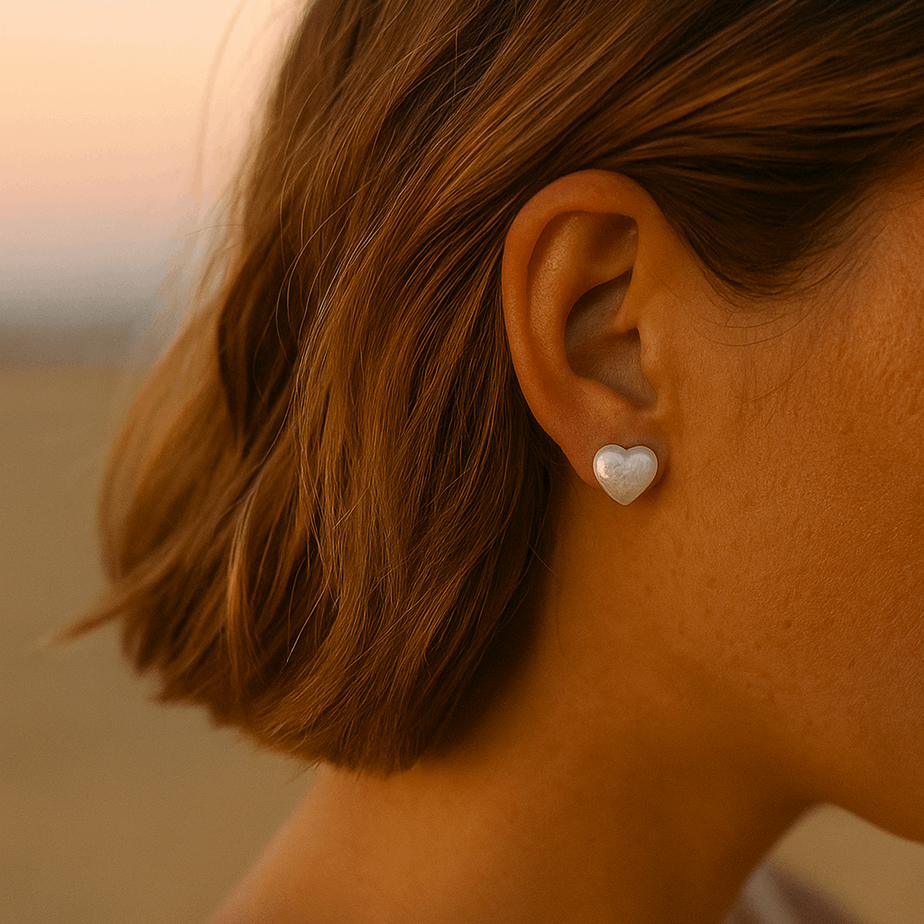 Idées cadeaux pour femme : puces Judith portées, perles baroques en forme de cœur et or 14K recyclé