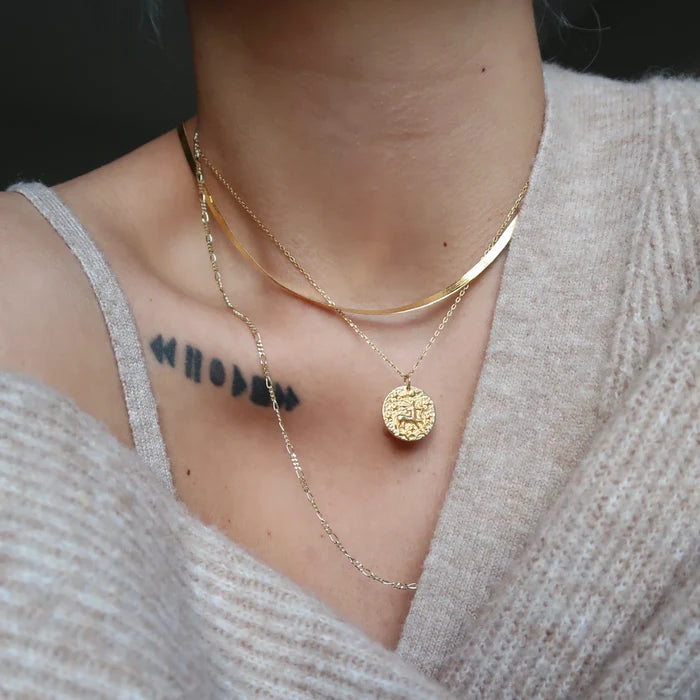 Colliers en layering avec snake chain et pendentif médaillon sur décolleté. Idée cadeau femme. Koolkado.