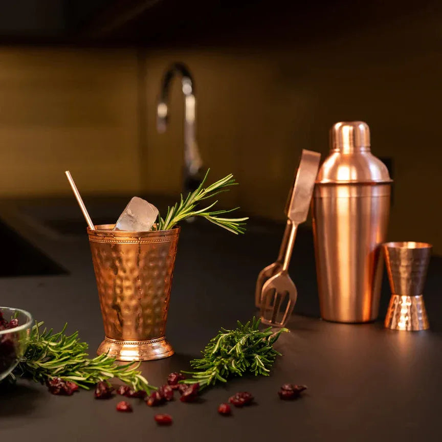 Cocktail Moscow Mule servi dans une tasse en cuivre martelĂ© avec accessoires assortis, idĂ©e cadeau Ă©lĂ©gante pour un rituel de rĂ©ception ou une crĂ©maillĂšre â KoolKado