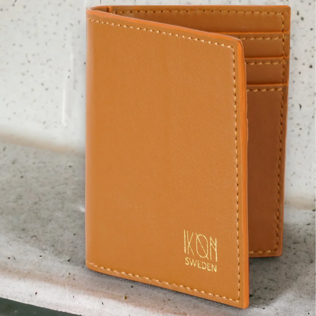 Porte-cartes compact IKON Sweden en cuir vĂ©gĂ©tal de cactus couleur cognac, design Ă©lĂ©gant et responsable, idĂ©e cadeau intemporelle â KoolKado