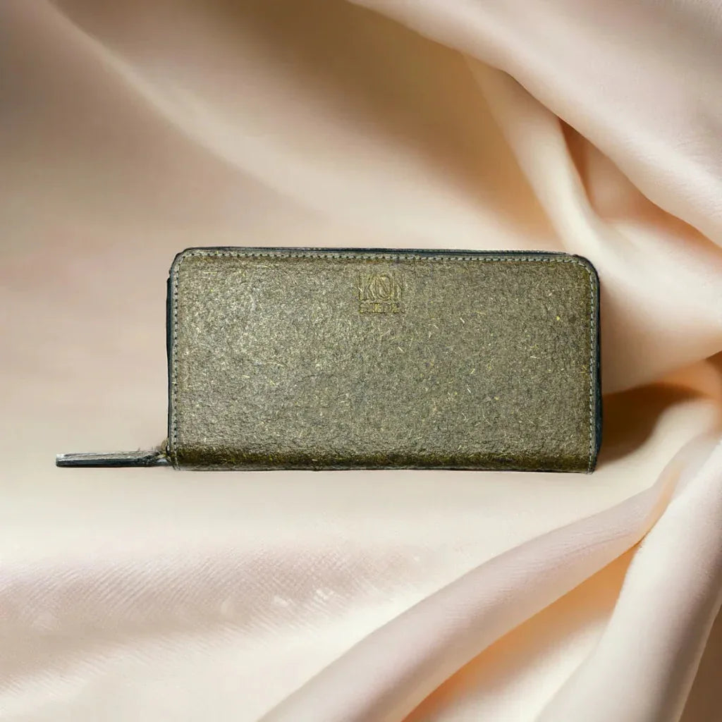 Porte-cartes en cuir vĂ©gĂ©tal vert prĂ©sentĂ© dans une ambiance douce et raffinĂ©e, format compact et Ă©lĂ©gant, idĂ©e cadeau chic â KoolKado